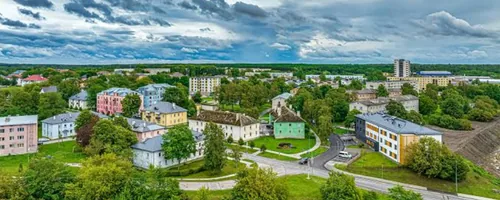 Аэрофотоснимок района с малоэтажными жилыми домами и зелеными насаждениями, лестничные клетки многоквартирных домов Маарду моются в 11:00, чтобы к моменту возвращения жильцов с работы ступени высохли.