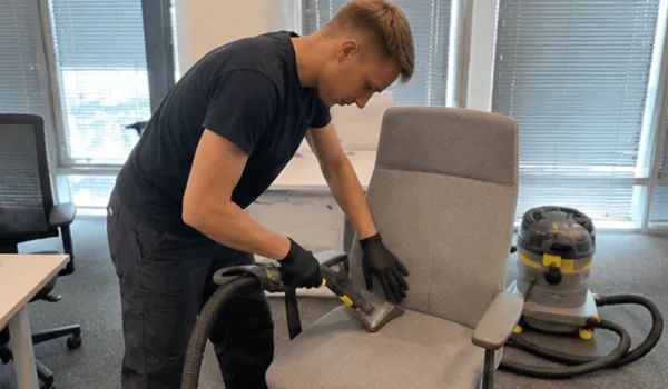 Extraction cleaning of the office chair with a textile cover, the backrest is cleaned before the seat, so that the water spilling from it does not leave a border on the seat.