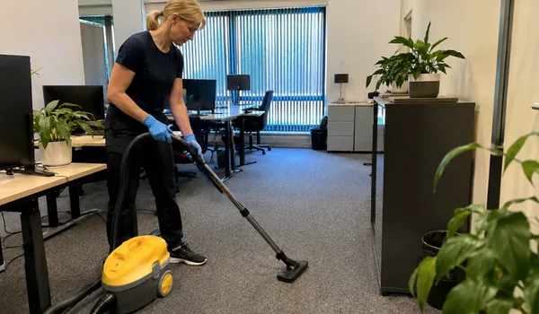 Sinistes kinnastes koristaja tolmuimejaga toataimedega büroos, külmiku sisepesu on kord kuus kokkulepitud päeval, mille eel töötajad külmiku tühjendavad.