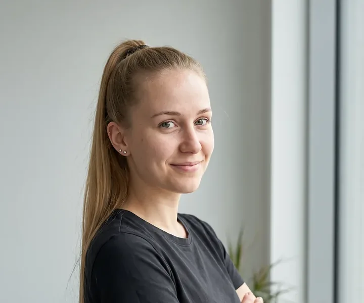 Trepikodade koristaja Kertu Pilt pika heleda hobusesaba ja musta T-särgiga seisab akna ees, korteriuste ees olevad uksematid tõstetakse pesu ajaks seina äärde ja pannakse kuivanud põrandale tagasi.